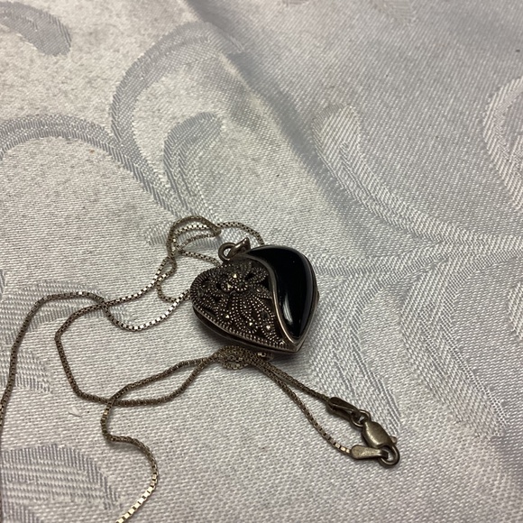 STERLING ONYX HEART LOCKET OPENS FOR PICTURE 🖤 - Picture 5 of 13